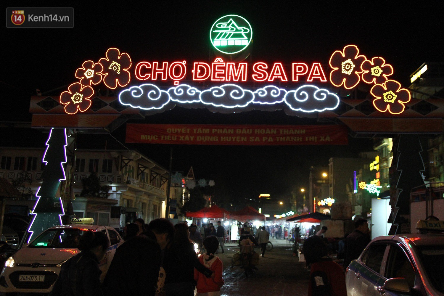 Chùm ảnh: Du khách thích thú tận hưởng khí lạnh ở thị trấn Sapa mờ sương vào dịp lễ 30/4